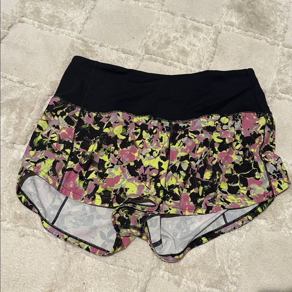 Lululemon athletica Women's Speed Up Shorts - Black and Green Floral - Picture 3 of 5